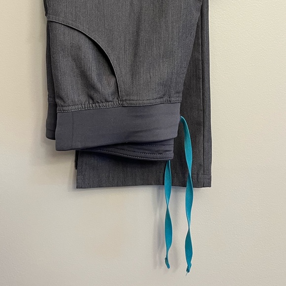 Gray Figs Scrub Set Size Medium - Picture 9 of 11